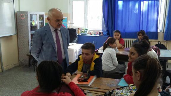 İlçe Milli Eğitim Müdürü Sayın Mehmet ÖZSOY Atatürk Ortaokulu ve İmam Hatip Ortaokulunda Devam Eden Yetiştirme ve Destekleme Kurslarını Ziyaret Etti