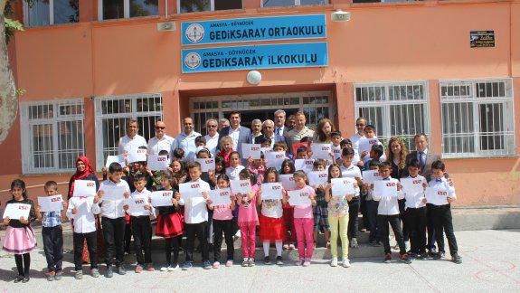 Gediksaray Köyü Gediksaray İlk-Ortaokulunda karne dağıtma töreni düzenlendi.