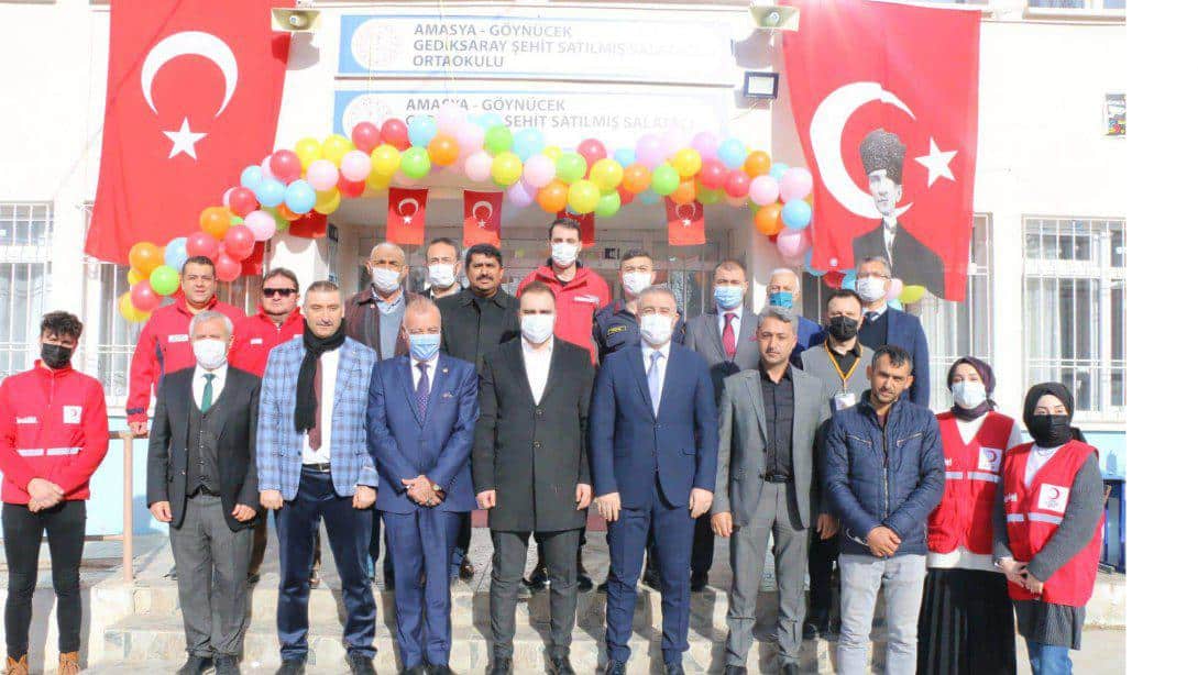 Türk Kızılay'ı ve Yıldız Teknik Üniversitesi işbirliği ile Gediksaray Ortaokuluna kurulan Bilgisayar Teknolojileri Laboratuvarını Ziyaret 