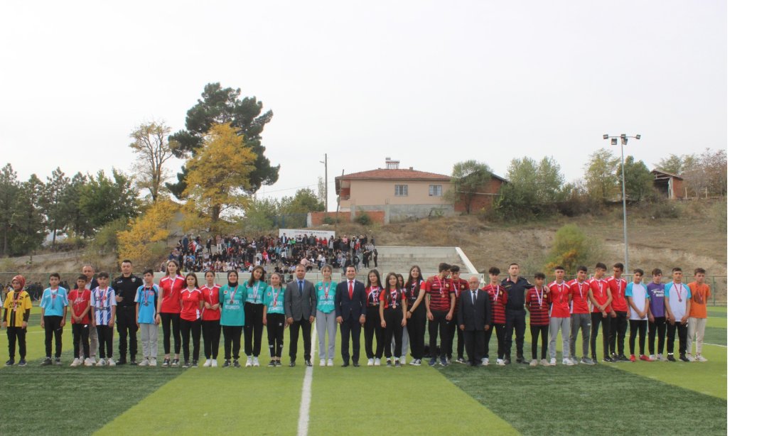 Cumhuriyetimizin 100. Yılı Kutlamaları Kapsamında, İlçe Stadyumunda Liseler arası 400 metre bayrak yarışı ve Ortaokullar arası 100 metre koşu yarışması yapıldı.