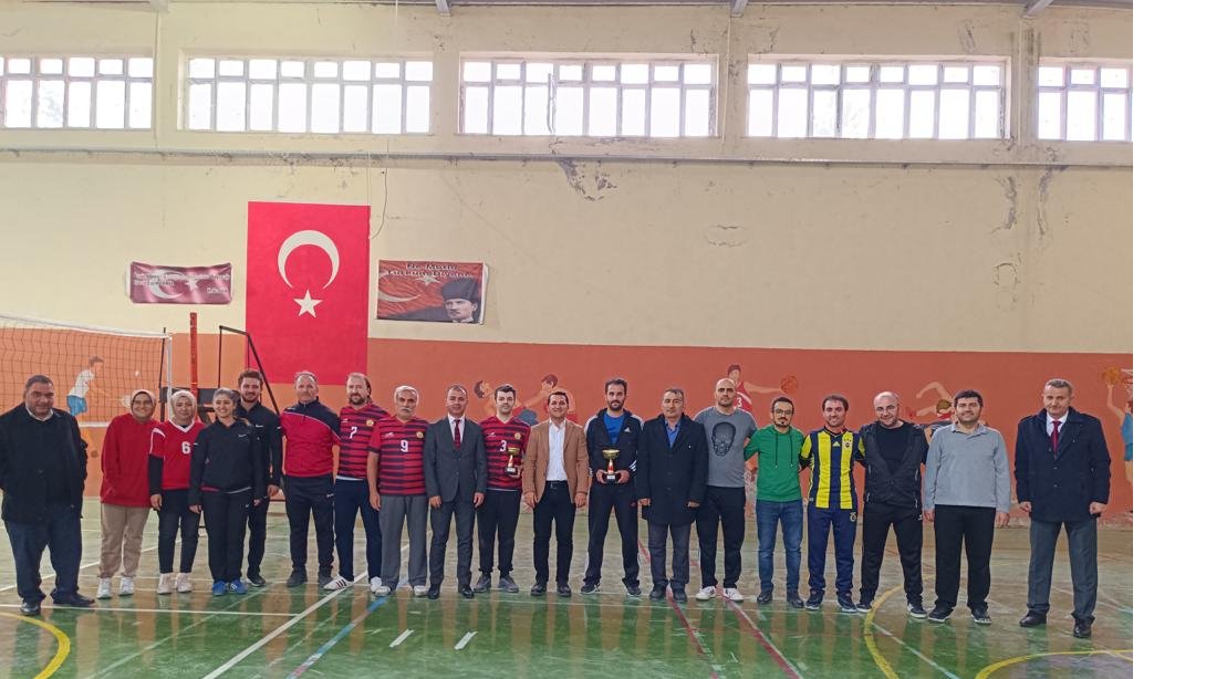 24 Kasım Öğretmenler Günü Etkinlikleri Kapsamında Okullar Arası Voleybol Turnuvası Yapıldı.
